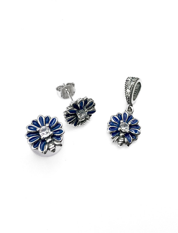 Juegos plata flor esmaltada azul con mariquita a presion